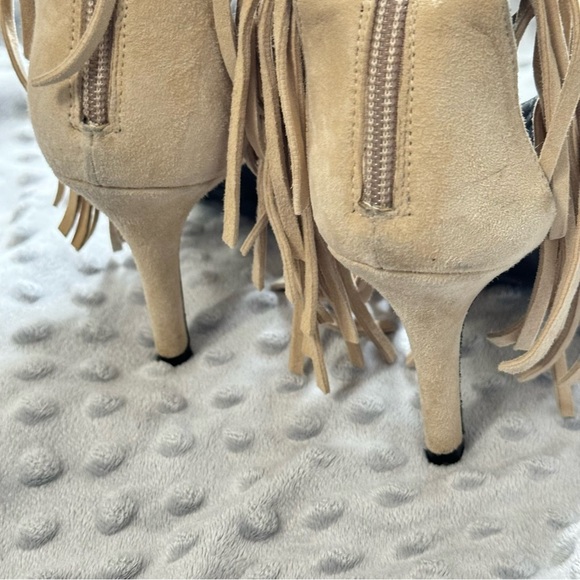 Elyse Walker Los Angeles Fringe Dune Heels Size 7 in Cream/Tan - Picture 5 of 7